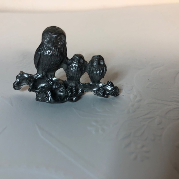 Miniature Pewter OWL Figurine, Large Owl With 2 Babies 1.5 in long On Branch - Picture 2 of 6